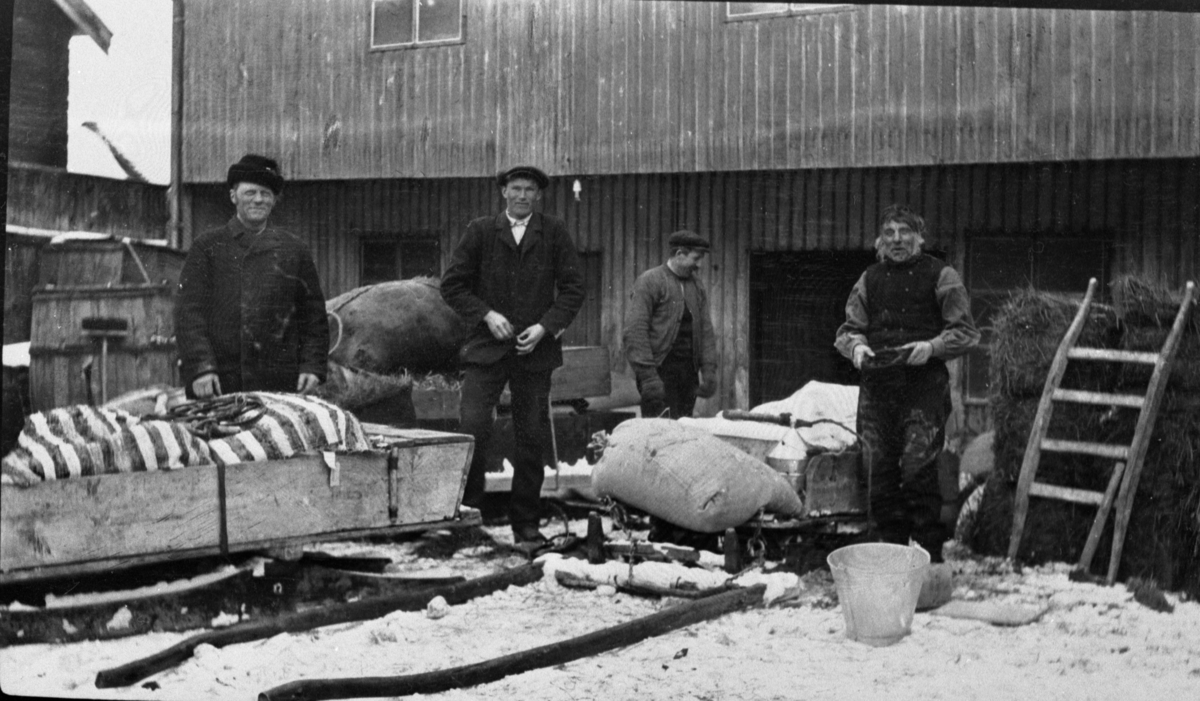 Svenskhandel i Volqvartsgården. Fire menn med sleder og lass i gårdsrommet hos kjøpmann Holden