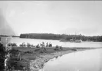 Skackasundet år 1901. På andra sidan syns Vaberget. Förstoring 28 x 40 cm. Neg finns.