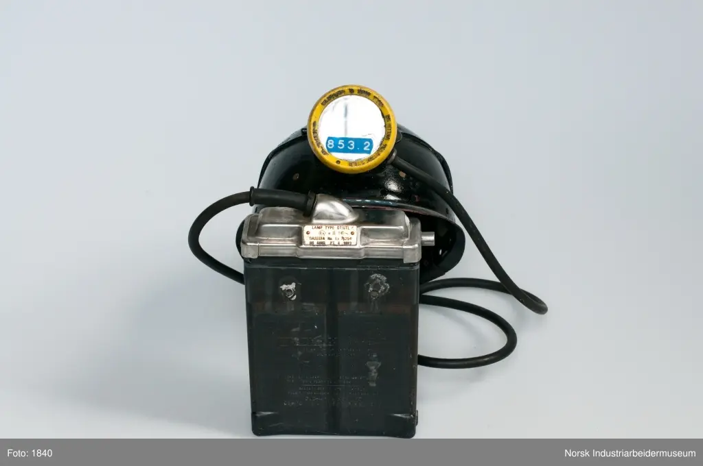 Vernehjelm med hodelykt og akkumulatorbatteri. Batteri og hodelykt er noe forbedret i forhold til 1950-utførelsen.