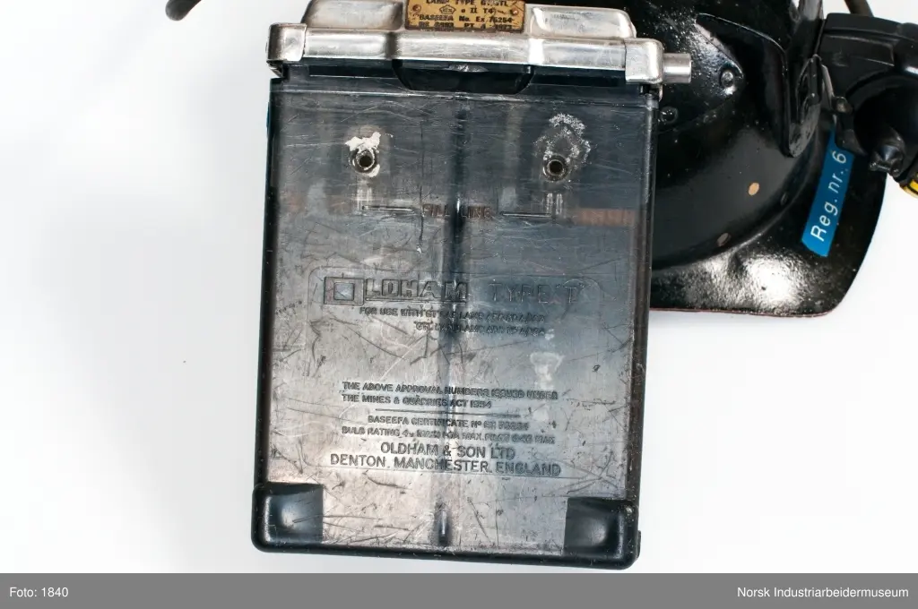 Vernehjelm med hodelykt og akkumulatorbatteri. Batteri og hodelykt er noe forbedret i forhold til 1950-utførelsen.