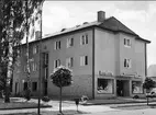 Karlsborg, varuhus (Konsum) omkr 1955, den var då belägen på Kungsgatan. I denna byggnad finns nu Föreningssparbanken.