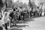 Kungabesök 13/5 1975, Carl XVI Gustaf besöker Karlsborg. Skolklasser uppvaktar kungen. Endast neg finns.