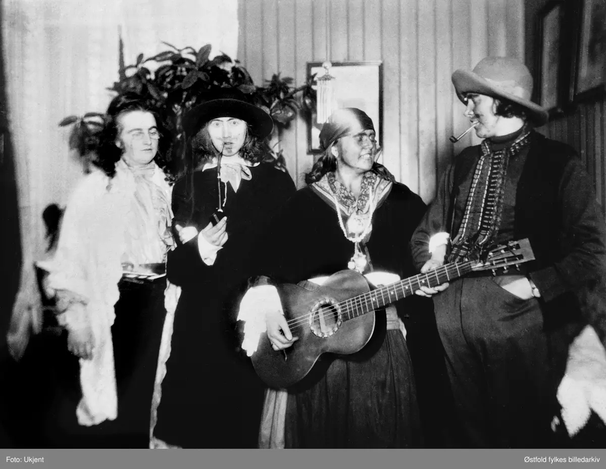 Oppføring av amatørskuespill i Trøgstad ca. 1920. I Samfundslokalet. 
Fra venstre: Hilda Aamodt, Ellen og Ester Sandem. Ukjent plassering, mangler navnet på en person.