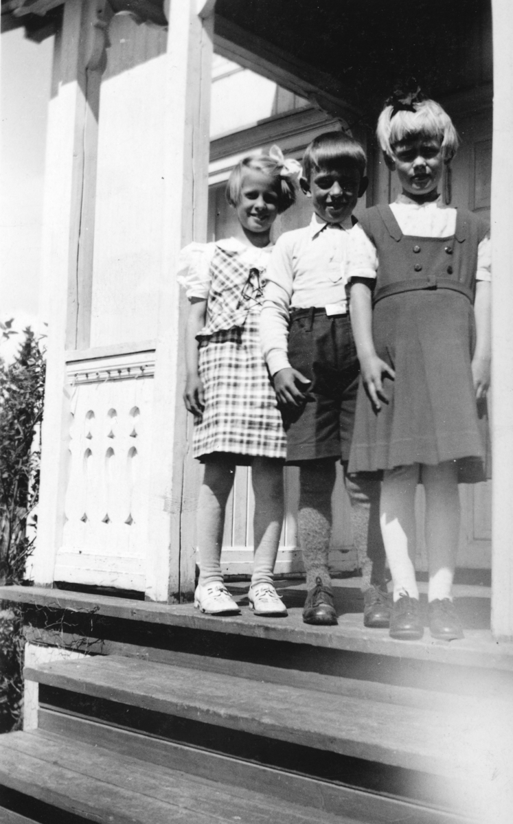 Barna i Vesterengen omkring 1940. Fv: Jenny, Leif og Aslaug.