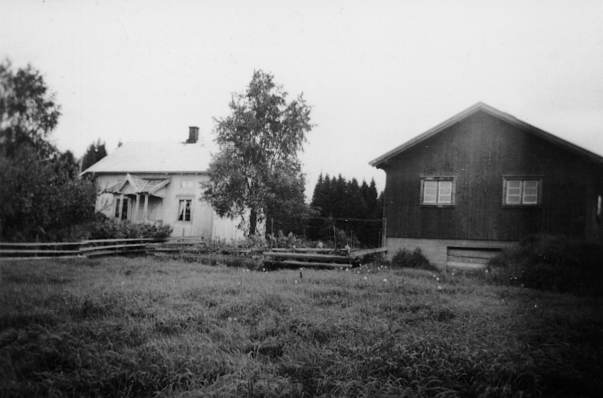 Vesterengen (85/3). Fjøset er bygd i 1946, med plass til tre melkemyr, gris og høner. Bolighuset har ennå den originale spissen på verandataket.