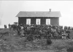 Undenäs missionshus. Missionsmöte i slutet av 1890-talet. En av predikanterna vid detta möte var patron Hedin från torp. Förstoring 37 x 50 och 40 x 55 cm. Se även bilaga till 53243.