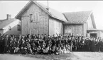 Mölltorps norra missionsförsamling, möte i åsens missionshus år 1902. 3:e mannen i översta raden från vänster är Johan Johansson 