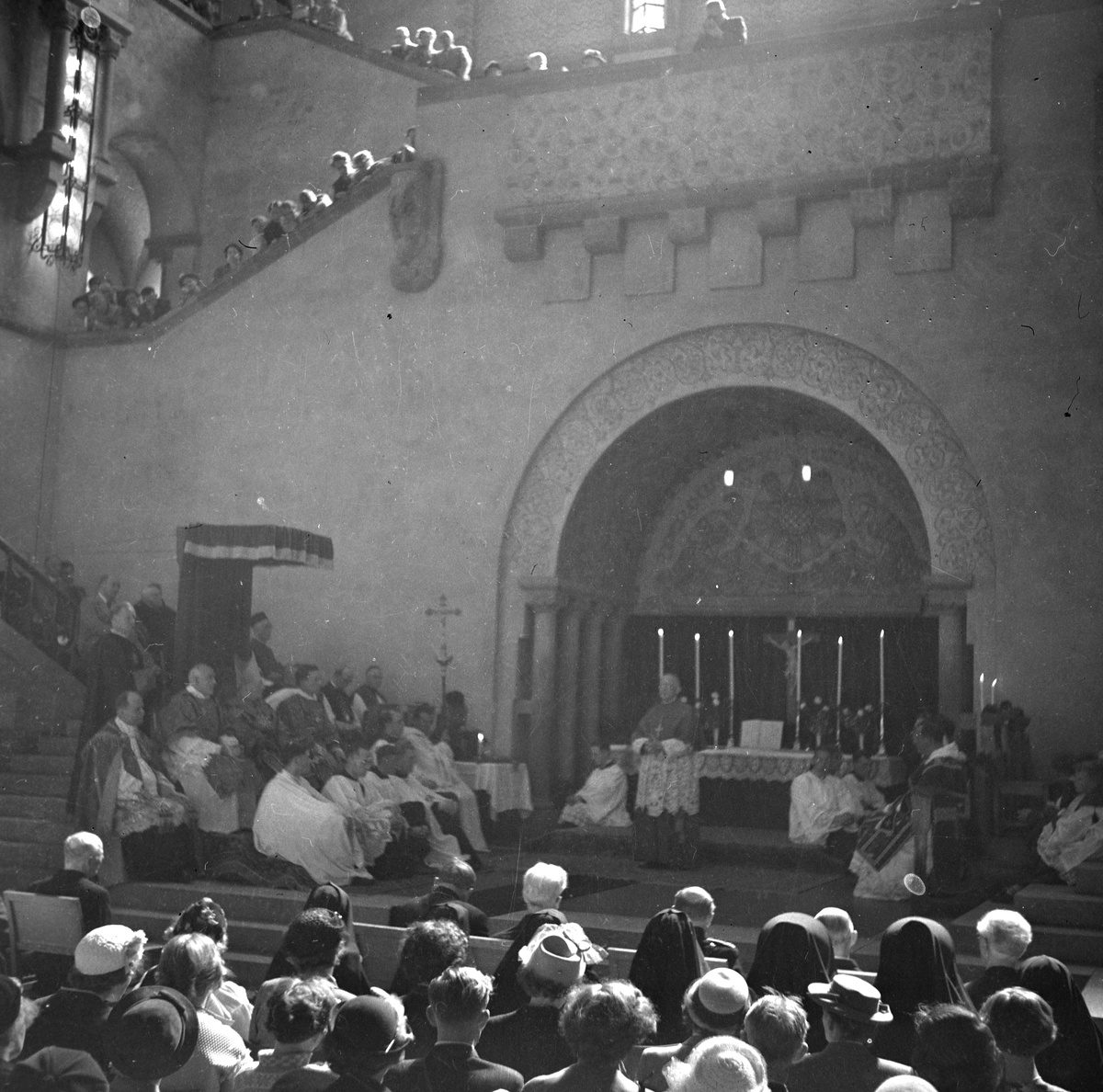 Kirkejubileet 1953. Katolsk gudstjeneste i Norges Tekniske Høyskoles aula