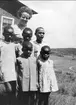 Karlsborgs Salemförsamling. Missionär Clara Lindberg med barn från Burundi. Barnens kläder kommer från Karlsborg. Neg finns.