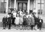 Karlsborgs småskola vid Järnvägen. Klass 2 våren 1928. Förstoring 29 x 40 cm. Neg finns. Namnlista se bilaga till 53382.