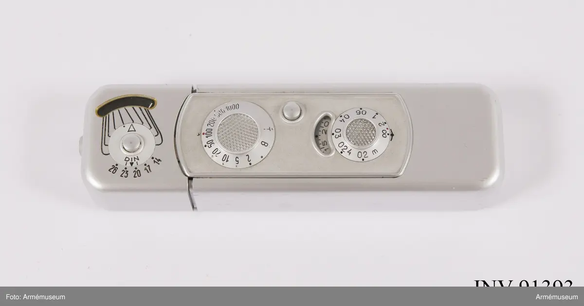Kamera Minox B Typ 10200 med inbyggd exponeringsmätare
Avståndskedja
Fodral
Film 8 x 11 mm

Kameran innehåller ej någon film vilket kontrollerades 2017-08-10 men däremot finns en separat filmkassett som ej är exponerad och alltså inte använd. Fuji Foto Center på Nybrogatan 34 anlitades.