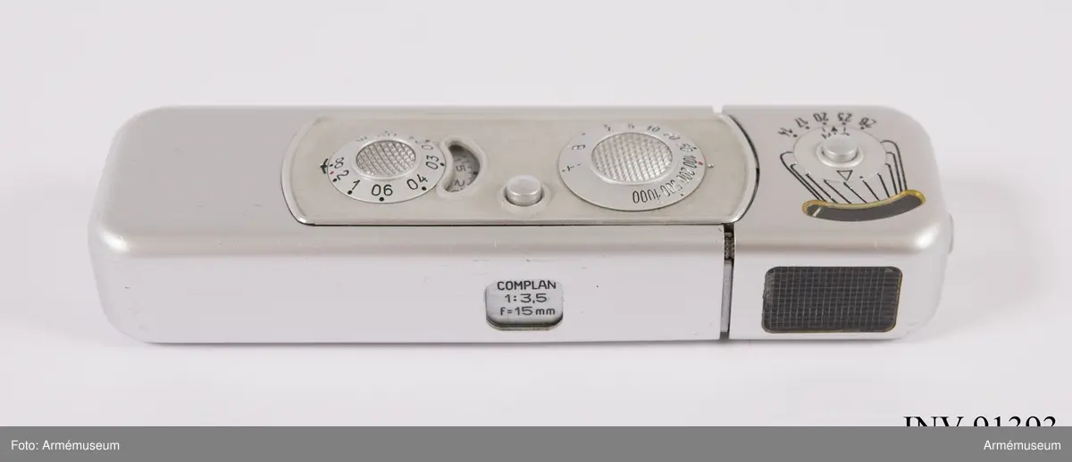 Kamera Minox B Typ 10200 med inbyggd exponeringsmätare
Avståndskedja
Fodral
Film 8 x 11 mm

Kameran innehåller ej någon film vilket kontrollerades 2017-08-10 men däremot finns en separat filmkassett som ej är exponerad och alltså inte använd. Fuji Foto Center på Nybrogatan 34 anlitades.
