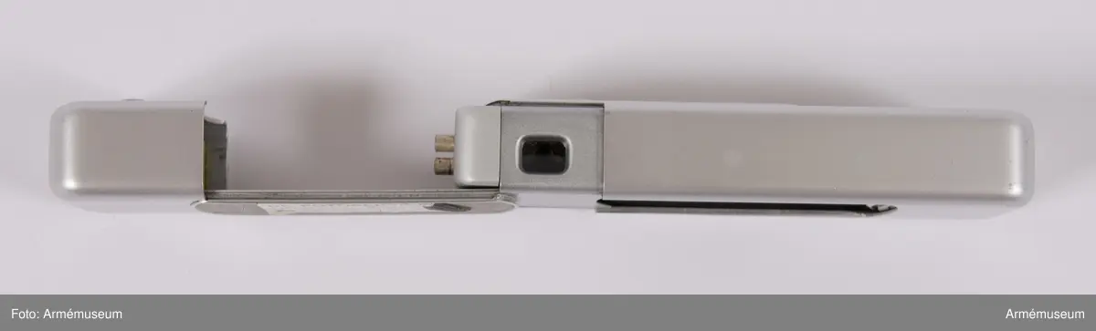 Kamera Minox B Typ 10200 med inbyggd exponeringsmätare
Avståndskedja
Fodral
Film 8 x 11 mm

Kameran innehåller ej någon film vilket kontrollerades 2017-08-10 men däremot finns en separat filmkassett som ej är exponerad och alltså inte använd. Fuji Foto Center på Nybrogatan 34 anlitades.