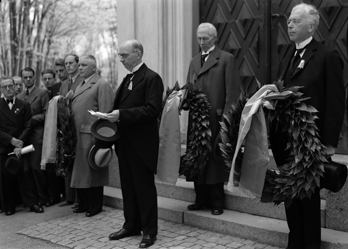 "Samlade sig ett stort antal mötesdeltagare småningom framför gravkapellet på kyrkogården för att hedra minnet av två folkskolans märkesmän, nämligen Torsten Rudenschöld och F. F. Carlson", Uppsala gamla kyrkogård
