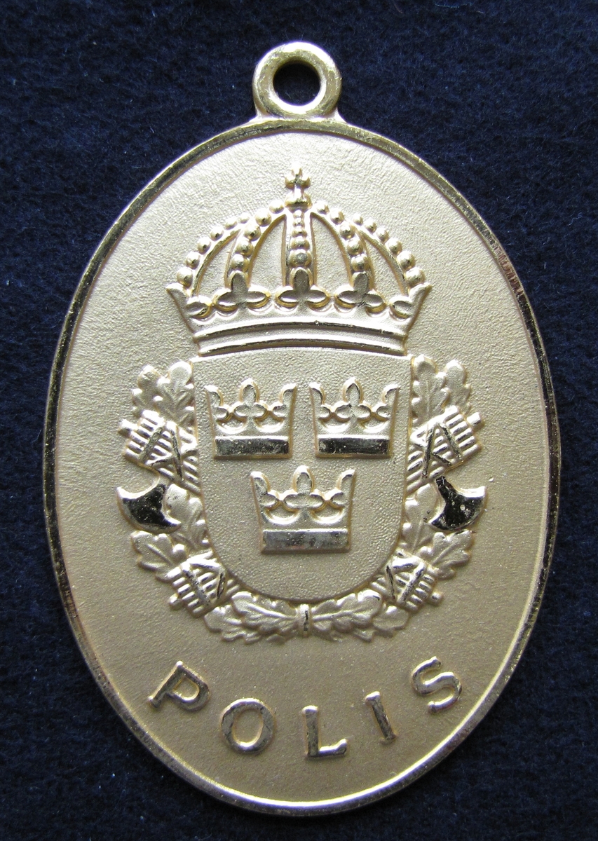 Polisbricka, oval med en ögla i toppen. 

På framsidan: Lilla riksvapnet, dvs en krönt sköld med tre kronor. Bakom skölden eklöv och korslagda fasciner. Under emblemet står det POLIS.

På frånsidan: VÄNERSBORGS POLISDISTRIKT står den i det övre och undre kanten. Mitt på står siffran 90. Även tillverkaren Sporrong & CO, Stockholm finns ingraverat.
