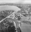 Karlsborg, Kanalholmen. Flygfoto. Göta kanal, strömmen, Karlsborgsviken med Strandvägen och Fästningen i bakgrunden. Endast neg finns.