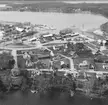 Karlsborg, Kanalholmen. Flygfoto. Varvsområdet i bakgrunden, närmast byggnader på Kanalholmen. Endast neg finns.