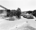 Kalklinbanan Forsby - Köping. Vy över gruvstugan, transportbandet och stenhögen.