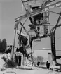 Kalklinbanan Forsby - Köping. Eschkrossen från 1954. Tippning av sten från truck pågår. I bakgrunden det gamla krosshuset 1941-54.