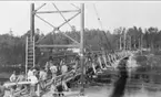 Foto från arbetet på den stora hängbron över Dalälven vid Överboda Skutskär, år 1924. Se även bilaga till 53473.  Förstoring 31 x 54 cm. Neg finns.