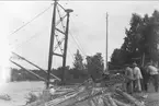 Foto från arbetet på den stora hängbron över Dalälven vid Överboda Skutskär, år 1924. Se även bilaga till 53473. Förstoring 30 x 40 cm. Neg finns.