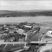 Karlsborg, flygfoto, Strömbron med delar av Rödesund. Bottensjön med Vaberget i bakgrunden. Neg finns. Förstoring 40 x 50 cm.