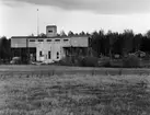 Kalklinbanan Forsby - Köping. Station Malmberga. Drivstationen i Malmberga 1940-41. T.v Den första reperationsverkstaden 1941-50. Huset t.h. är verkmästarbostäder.