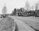 Dokumentation av Ambassadeur-rullen (fiskeredskap).
Fabriksbyggnad med parkeringsplats från söder.