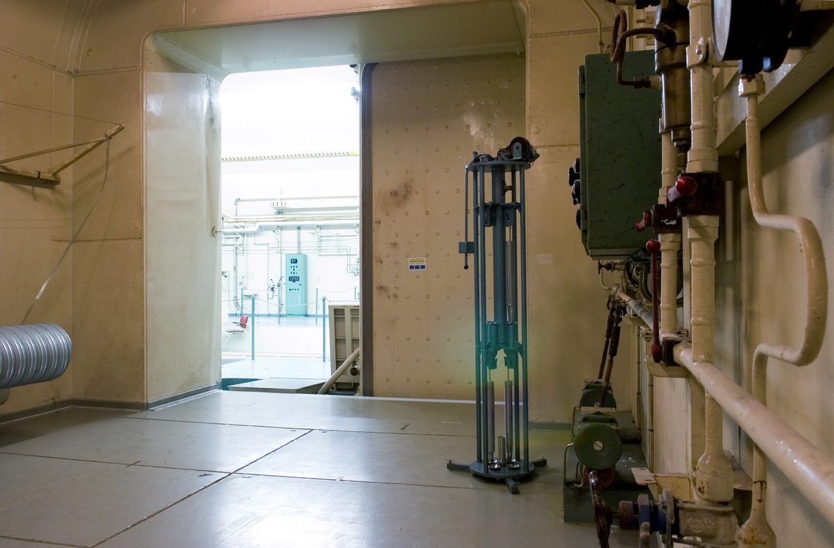 Ågesta kärnkraftverk. Under 2005 gjorde Tekniska museet tillsammans med Stockholms Läns Museum och Länsstyrelsen i Stockholms län en fotodokumentation av Ågesta kraftvärmeverk, Sveriges första kommersiella kärnkraftverk, Foto: Nisse Cronestrand. Bildbeskrivningar: Ingenjör Åke Bergman.
.
Bilden föreställer: Plan 26, reaktorbyggnaden, rtransportsluss. Bilden tagen innifrån transportslussen ut mot reaktorhallen. Förklaring av system framgår av rapport :Statens Vattenfallsverk A23/60 5/4 1960.