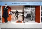 Dokumentation av Telemuseums utställningar innan rivning och museets nedläggning.
Nedre våningen av norra stallängan. Hela denna film, 10 exponeringar, är bilder på:  Människor i televerket.