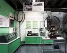 Dokumentation av Telemuseums utställningar innan rivning och museets nedläggning.
Nedre våningen av norra stallängan. Hela denna film, 10 exponeringar, är bilder på:  Göteborg radio, pejl, Livbåtsradio, fiskebåtsradio, radiohytt från 1940-talet.