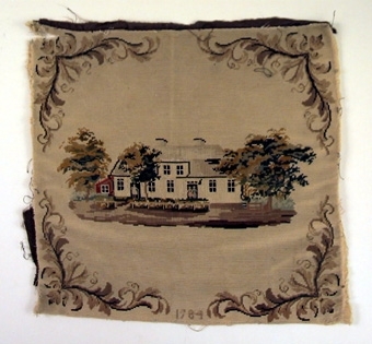 Broderat kuddöverdrag föreställande huvudbyggnaden på Härlingstorp, Norra Ving socken, som den såg ut åren 1784-1841. Huset brann 1841 och ett nytt hus uppfördes 1844, som är broderat på invnr 106173.
Enl. givaren är kuddöverdraget broderat av Lars Herman Gyllenhaals fru eller dotter.
Se foto B 145048:2223.