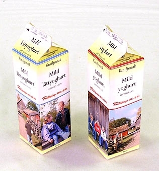 Två enliters förpackningar för mild lättyoghurt tillverkade för Falköpings mejeri.
Förpackningarna har färgbilder med barn.  Bilderna är tagna i Fornbyn i Skara, som är en del av Västergötlands Museum. 
Någon gång runt 2002 kom förpackningen med dessa motiv ut i handeln och fanns ännu kvar 2006