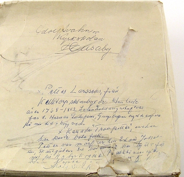 Ett par knäbyxor av ljust skinn.
Sprund vid knät, knäppning med fyra metallknappar.
Knäppning med lucka fram, sex tränsade knapphål.
Sprund mitt bak med tränsade hål för snörning av midjevidd.
Linning, överdel lucka samt del av knäsprund är fodrade med grovt linne.

Gåva till Husaby hembygdsförening av Adolf Svahn som köpt byxorna på auktion efter Petter Larssons barnbarn Erland Johansson, Skattegården, Husaby ( f 1852).

Se bilaga till liggare