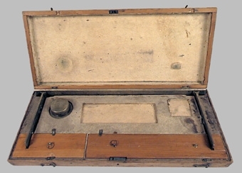 Enl liggare: " Avvägningsinstrumentlåda, trälåda, klädd invändigt med sämskskinn. Kvar 2 instrument och 8 vingskruvare. Synes tillhört jägmästare A. Aspengren, Mariestad."