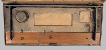 Enl liggare: " Avvägningsinstrumentlåda, trälåda, klädd invändigt med sämskskinn. Kvar 2 instrument och 8 vingskruvare. Synes tillhört jägmästare A. Aspengren, Mariestad."