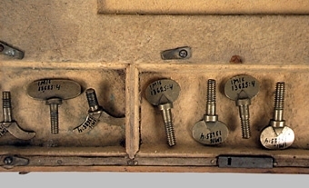 Enl liggare: " Avvägningsinstrumentlåda, trälåda, klädd invändigt med sämskskinn. Kvar 2 instrument och 8 vingskruvare. Synes tillhört jägmästare A. Aspengren, Mariestad."