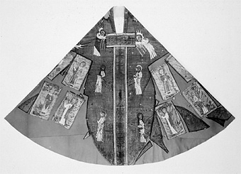 Klockformad mässhake, så kallad casula, av blåaktigt röd samitum med rektangulär halsringning. Ryggsidan prydes med en mittbård bestående av mönstervävda band, på framsidan bildar bandet ett T-kors. Ett 30-tal broderade figurer, bl a Kristus, Maria, apostlar, helgon och änglar. Varje figur är namngiven. Mellan figurerna är små klöverblad broderade, i silke och guldtråd. Mässhaken är fodrad med ofärgat linne.

Konserverad 1982-1985 av RAÄ. Hopfogad av antependium nr 1495 och mässhake 1494.

Enligt liggaren:
"Messhake, liffergad med kors framst. Jesus och Maria omgifven af apostlarne samt englakor., från 1200-talet"
Litteratur:
"Medeltida vävnader och broderier i Sverige",  A. Branting och A. Lindblom. 1928/29
"Medeltida textilier i Skara Domkyrka", Skara I, Inger Estham. 1986