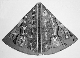 Klockformad mässhake, så kallad casula, av blåaktigt röd samitum med rektangulär halsringning. Ryggsidan prydes med en mittbård bestående av mönstervävda band, på framsidan bildar bandet ett T-kors. Ett 30-tal broderade figurer, bl a Kristus, Maria, apostlar, helgon och änglar. Varje figur är namngiven. Mellan figurerna är små klöverblad broderade, i silke och guldtråd. Mässhaken är fodrad med ofärgat linne.

Konserverad 1982-1985 av RAÄ. Hopfogad av antependium nr 1495 och mässhake 1494.

Enligt liggaren:
"Messhake, liffergad med kors framst. Jesus och Maria omgifven af apostlarne samt englakor., från 1200-talet"
Litteratur:
"Medeltida vävnader och broderier i Sverige",  A. Branting och A. Lindblom. 1928/29
"Medeltida textilier i Skara Domkyrka", Skara I, Inger Estham. 1986