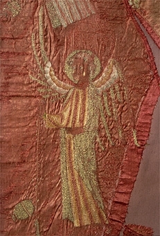 Klockformad mässhake, så kallad casula, av blåaktigt röd samitum med rektangulär halsringning. Ryggsidan prydes med en mittbård bestående av mönstervävda band, på framsidan bildar bandet ett T-kors. Ett 30-tal broderade figurer, bl a Kristus, Maria, apostlar, helgon och änglar. Varje figur är namngiven. Mellan figurerna är små klöverblad broderade, i silke och guldtråd. Mässhaken är fodrad med ofärgat linne.

Konserverad 1982-1985 av RAÄ. Hopfogad av antependium nr 1495 och mässhake 1494.

Enligt liggaren:
"Messhake, liffergad med kors framst. Jesus och Maria omgifven af apostlarne samt englakor., från 1200-talet"
Litteratur:
"Medeltida vävnader och broderier i Sverige",  A. Branting och A. Lindblom. 1928/29
"Medeltida textilier i Skara Domkyrka", Skara I, Inger Estham. 1986