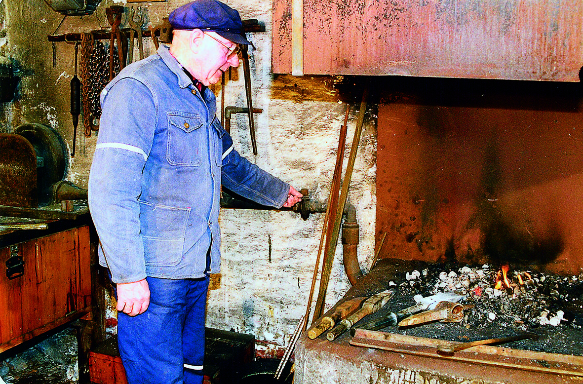Magne Mørk smir i den verna smia til Telegrafverket på Stabekk