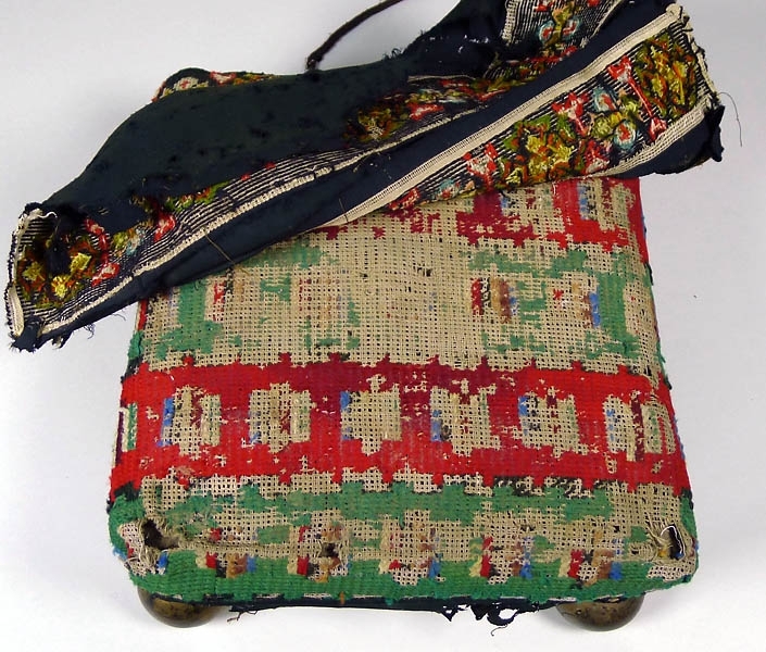 Enl liggare:
"19154-5: " 2 st brudpallar, broderade i korsstygn"