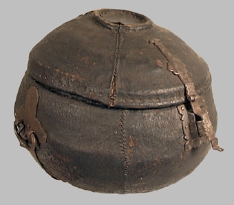 Enl liggare:
"Reskorg, rund, flätverk, beklädd med skinn, beslagen, mycket gammal (har troligen haft en lapp Skultorp)