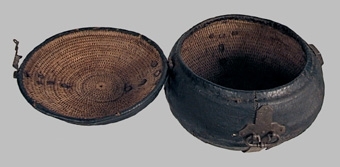 Enl liggare:
"Reskorg, rund, flätverk, beklädd med skinn, beslagen, mycket gammal (har troligen haft en lapp Skultorp)