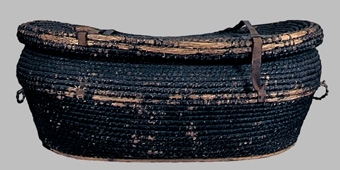 KOFFERT, AVLÅNG, LÄDERREMMAR PÅ LOCKET. DELVIS TRÄBOTTEN UNDER HALMBOTTEN. SVARTMÅLAT.      SMÅDEFEKTER.
TILLHÖRT SÄLJARENS FÖRÄLDRAR. KALLADES "MORFARS BIKUPA".
INKÖPT PÅ AUKTION HOS STINS FR ÖMAN, HERRLJUNGA D 9/9 1924 FÖR 1 KR.


Neg.nr: 
Sakord: KOFFERT
Tillverkningstid: 1800-1900
Material: HALM LÄDER
Teknik: LÖBT MÅLAT
Mått: L=1220  B=690  H=500
Vikt: