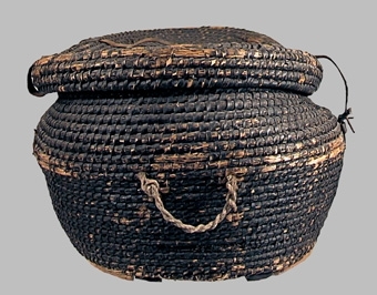 KOFFERT, AVLÅNG, LÄDERREMMAR PÅ LOCKET. DELVIS TRÄBOTTEN UNDER HALMBOTTEN. SVARTMÅLAT.      SMÅDEFEKTER.
TILLHÖRT SÄLJARENS FÖRÄLDRAR. KALLADES "MORFARS BIKUPA".
INKÖPT PÅ AUKTION HOS STINS FR ÖMAN, HERRLJUNGA D 9/9 1924 FÖR 1 KR.


Neg.nr: 
Sakord: KOFFERT
Tillverkningstid: 1800-1900
Material: HALM LÄDER
Teknik: LÖBT MÅLAT
Mått: L=1220  B=690  H=500
Vikt: