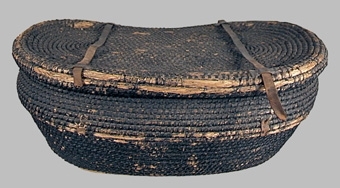 KOFFERT, AVLÅNG, LÄDERREMMAR PÅ LOCKET. DELVIS TRÄBOTTEN UNDER HALMBOTTEN. SVARTMÅLAT.      SMÅDEFEKTER.
TILLHÖRT SÄLJARENS FÖRÄLDRAR. KALLADES "MORFARS BIKUPA".
INKÖPT PÅ AUKTION HOS STINS FR ÖMAN, HERRLJUNGA D 9/9 1924 FÖR 1 KR.


Neg.nr: 
Sakord: KOFFERT
Tillverkningstid: 1800-1900
Material: HALM LÄDER
Teknik: LÖBT MÅLAT
Mått: L=1220  B=690  H=500
Vikt: