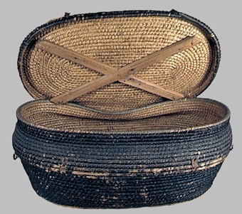 KOFFERT, AVLÅNG, LÄDERREMMAR PÅ LOCKET. DELVIS TRÄBOTTEN UNDER HALMBOTTEN. SVARTMÅLAT.      SMÅDEFEKTER.
TILLHÖRT SÄLJARENS FÖRÄLDRAR. KALLADES "MORFARS BIKUPA".
INKÖPT PÅ AUKTION HOS STINS FR ÖMAN, HERRLJUNGA D 9/9 1924 FÖR 1 KR.


Neg.nr: 
Sakord: KOFFERT
Tillverkningstid: 1800-1900
Material: HALM LÄDER
Teknik: LÖBT MÅLAT
Mått: L=1220  B=690  H=500
Vikt: