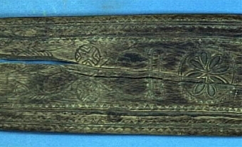 KLAPPTRÄ MED RIKLIG DEKOR. DEKOREN UTGÖRS BL.A. AV UDDSNITTSFRISER, KARVSNITTSROSETTER, RISTADE BLADMÖNSTER SAMT RUTMÖNSTER. MÄRKT "STIAD ÅR 1825".
INKÖPSPRIS 5 KR.


Neg.nr: 1983-0011
Sakord: KLAPPTRÄ
Tillverkningstid: 1825
Material: BJÖRK
Teknik: SKURET UDDSNITT KARVSNITT RISTAT
Mått: L=585  B=80  H=28
Vikt: