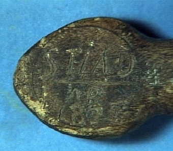 KLAPPTRÄ MED RIKLIG DEKOR. DEKOREN UTGÖRS BL.A. AV UDDSNITTSFRISER, KARVSNITTSROSETTER, RISTADE BLADMÖNSTER SAMT RUTMÖNSTER. MÄRKT "STIAD ÅR 1825".
INKÖPSPRIS 5 KR.


Neg.nr: 1983-0011
Sakord: KLAPPTRÄ
Tillverkningstid: 1825
Material: BJÖRK
Teknik: SKURET UDDSNITT KARVSNITT RISTAT
Mått: L=585  B=80  H=28
Vikt: